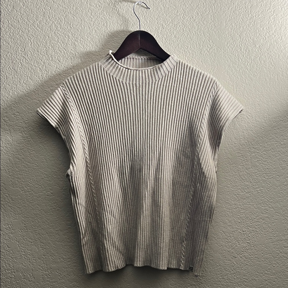 🛍️‼️CLOSET CLEAR OUT‼️ Calvin Klein Ribbed Cream Top with shoulder pads